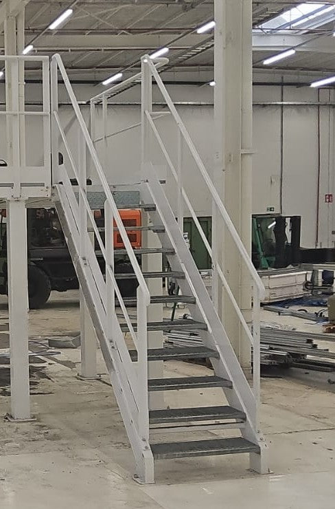 Zeer stevige metalen trap met leuning langs beide kanten -  hoogte: 220 cm
