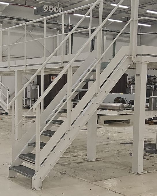 Zeer stevige metalen trap met leuning langs beide kanten -  hoogte: 220 cm