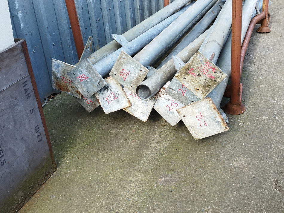Metalen - ijzeren palen gegalvaniseerd met voet en kopplaat - 215 cm