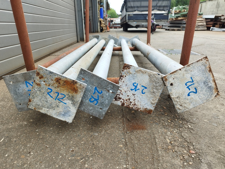 Metalen - ijzeren palen gegalvaniseerd met voet en kopplaat - 215 cm