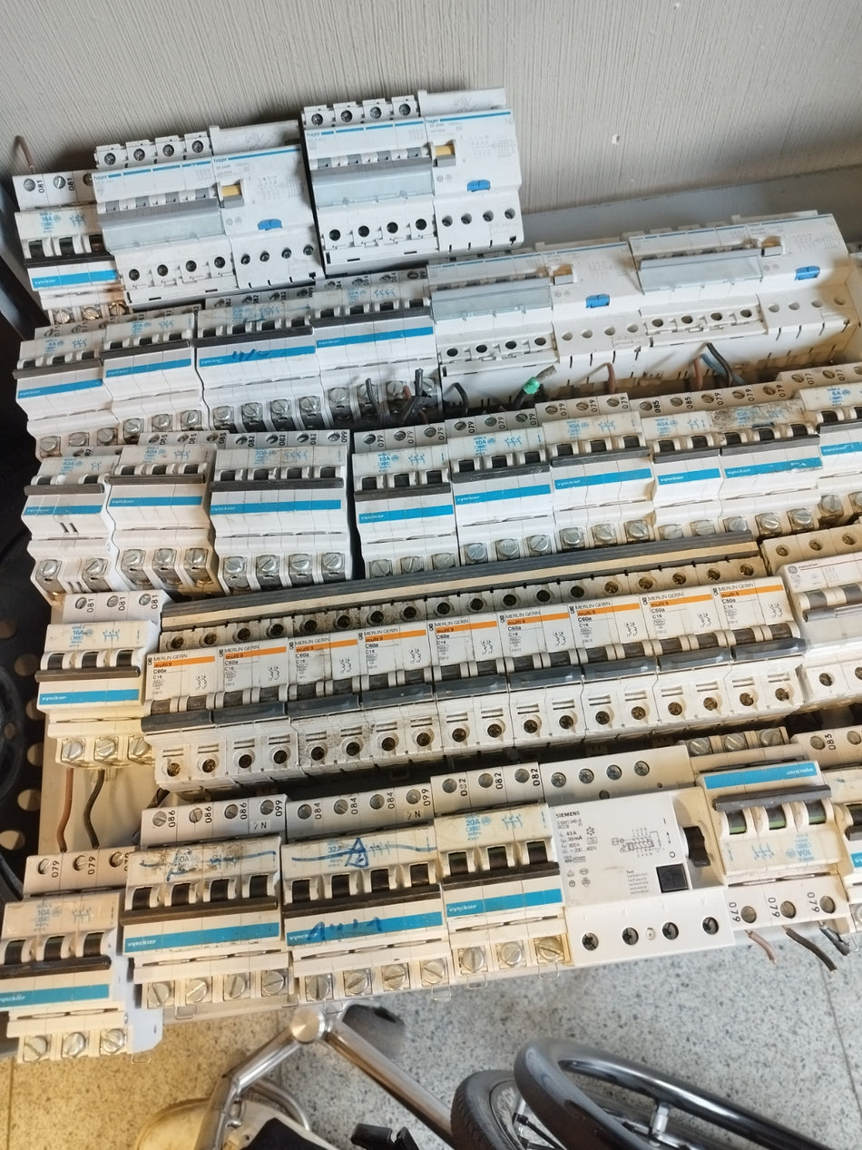 Zekeringen - automaten - Jimpy - Merlin Gerin - Vynckier - Hager - meer dan 100 stuks