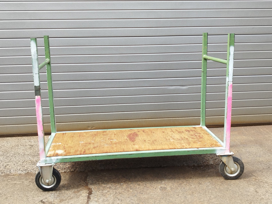 Transportwagen - intern transport - magazijnkar - plateauwagen - werktafel - houten vloer