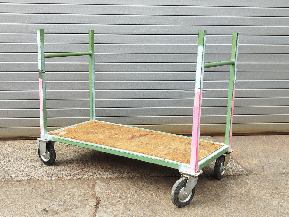 Transportwagen - intern transport - magazijnkar - plateauwagen - werktafel - houten vloer
